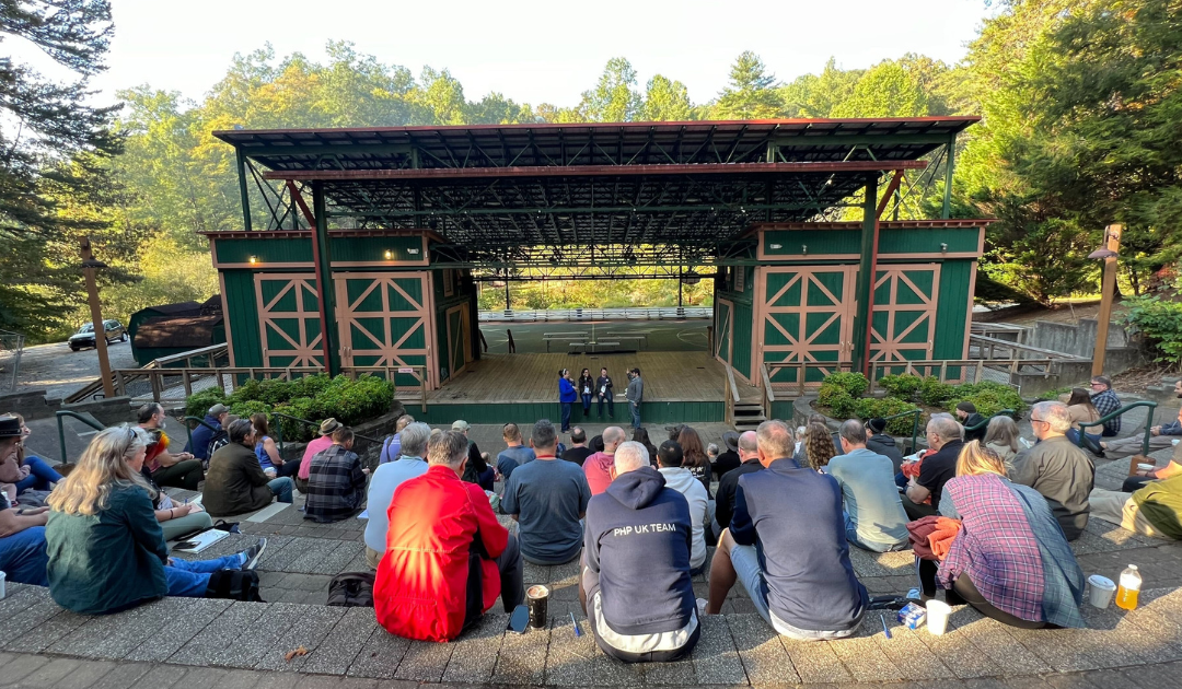 A crowd sitting in front of a talk at PauseOnError 2023.